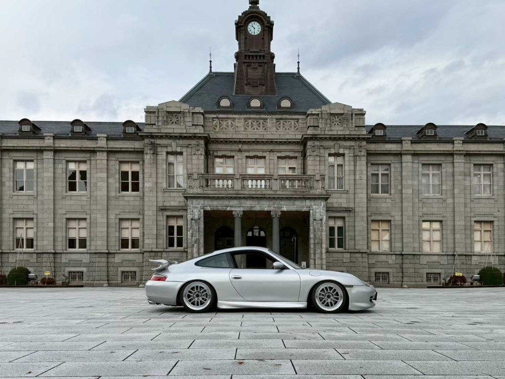 山形事変 ヒーロービジュアル：文翔館と名車